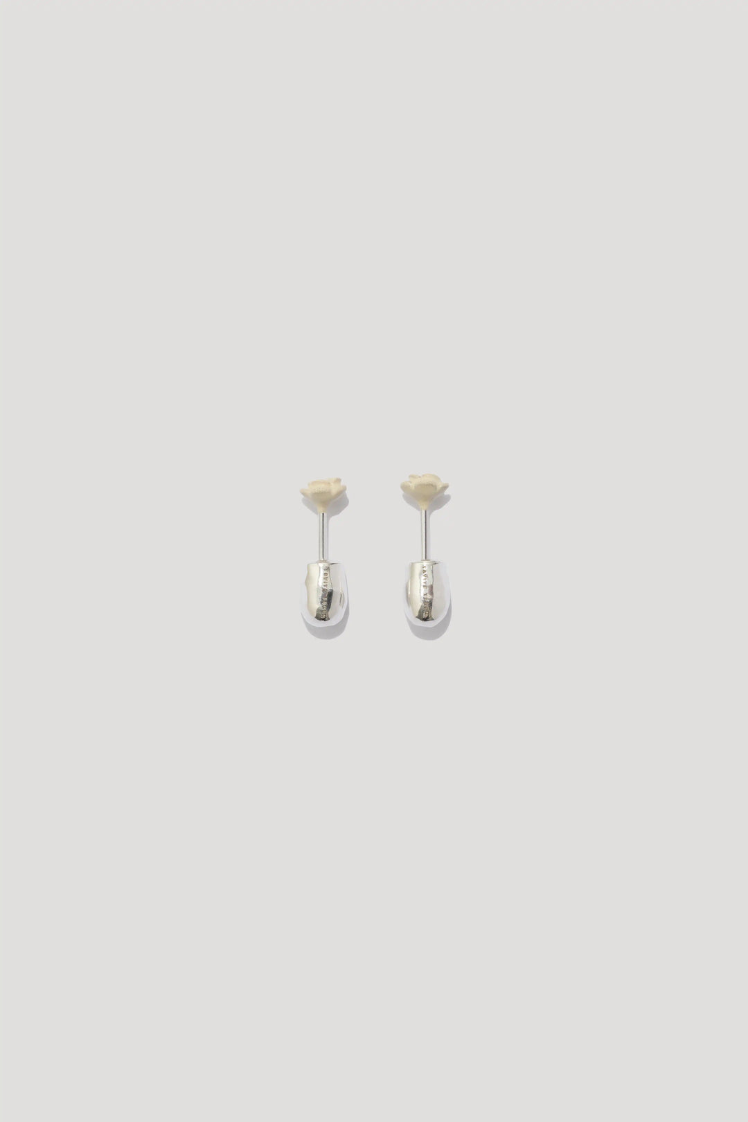 Pendientes de botón BABY ROSE en esmalte crema
