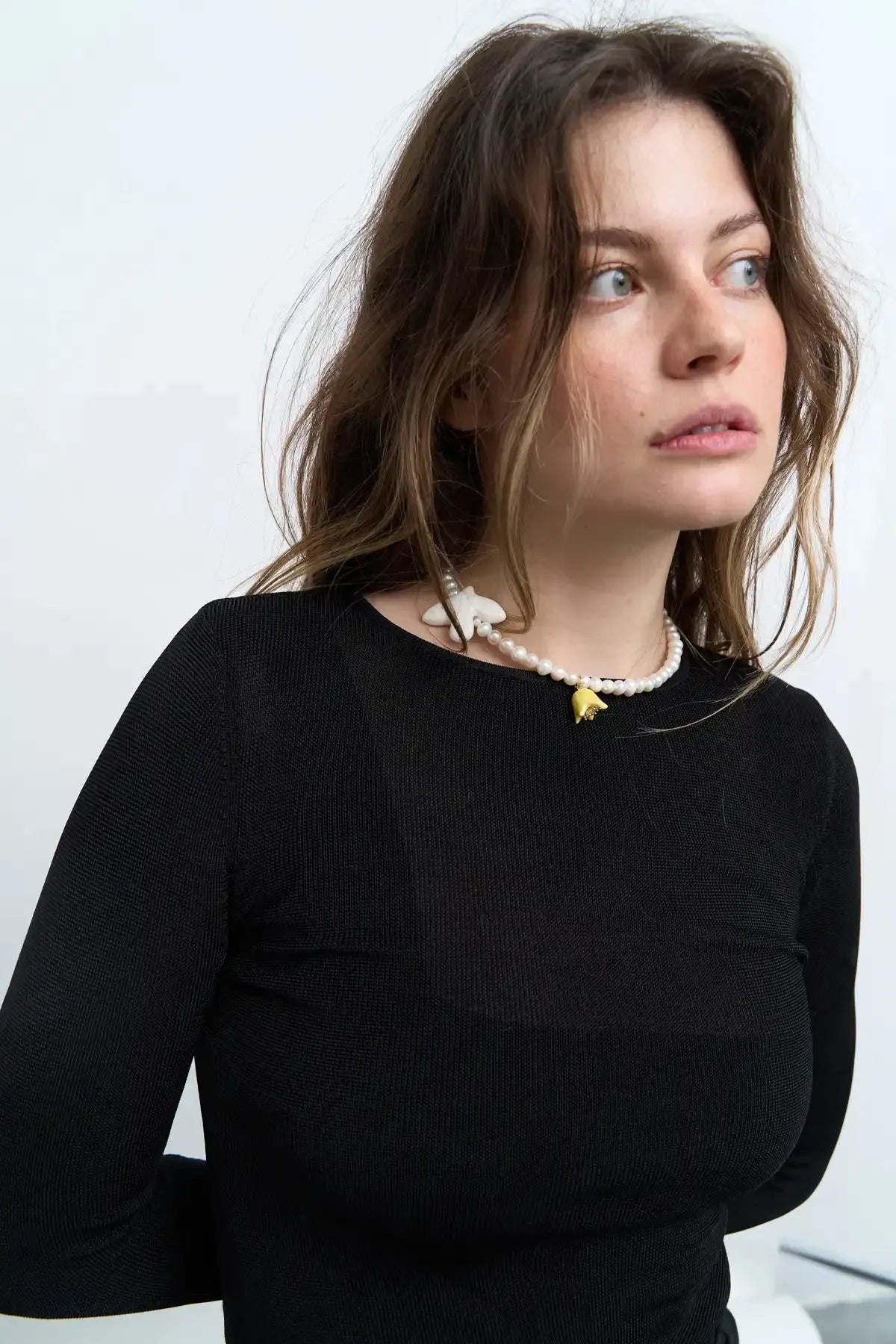 Collar POLYSK con perlas medianas, pájaro y campanilla pequeña amarilla