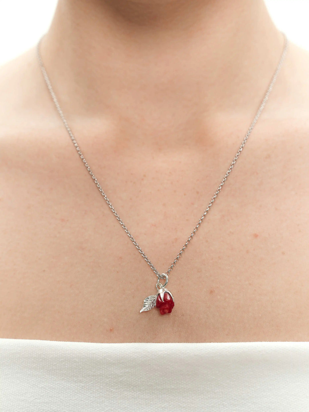 Pendentif ROSARIUM rouge en argent sur chaîne