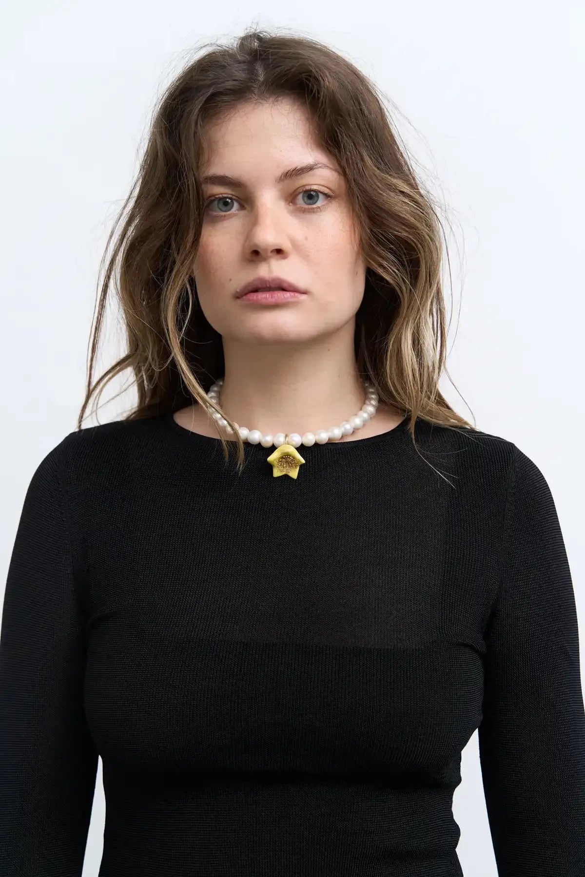 Кольє POLYSK з великими круглими перлинами та жовтим дзвоном