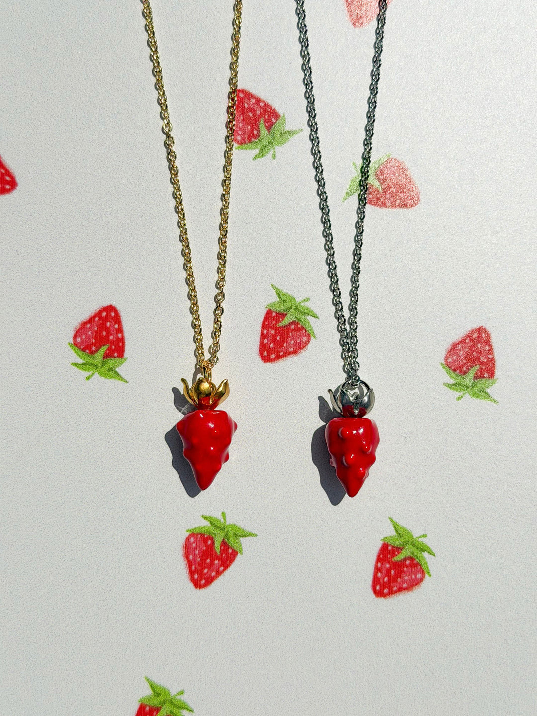 Підвіс STRAWBIE на ланцюжку з позолотою