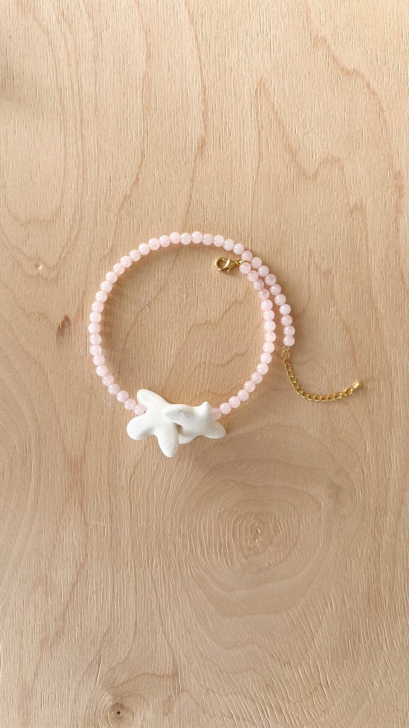 Collar MYRNI con cuarzo rosa y dos pájaros