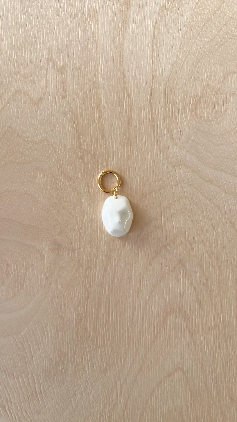 Mono-boucle d'oreille PAMFIR petit masque blanc
