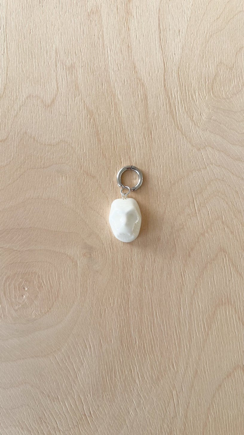 Mono-boucle d'oreille PAMFIR petit masque blanc