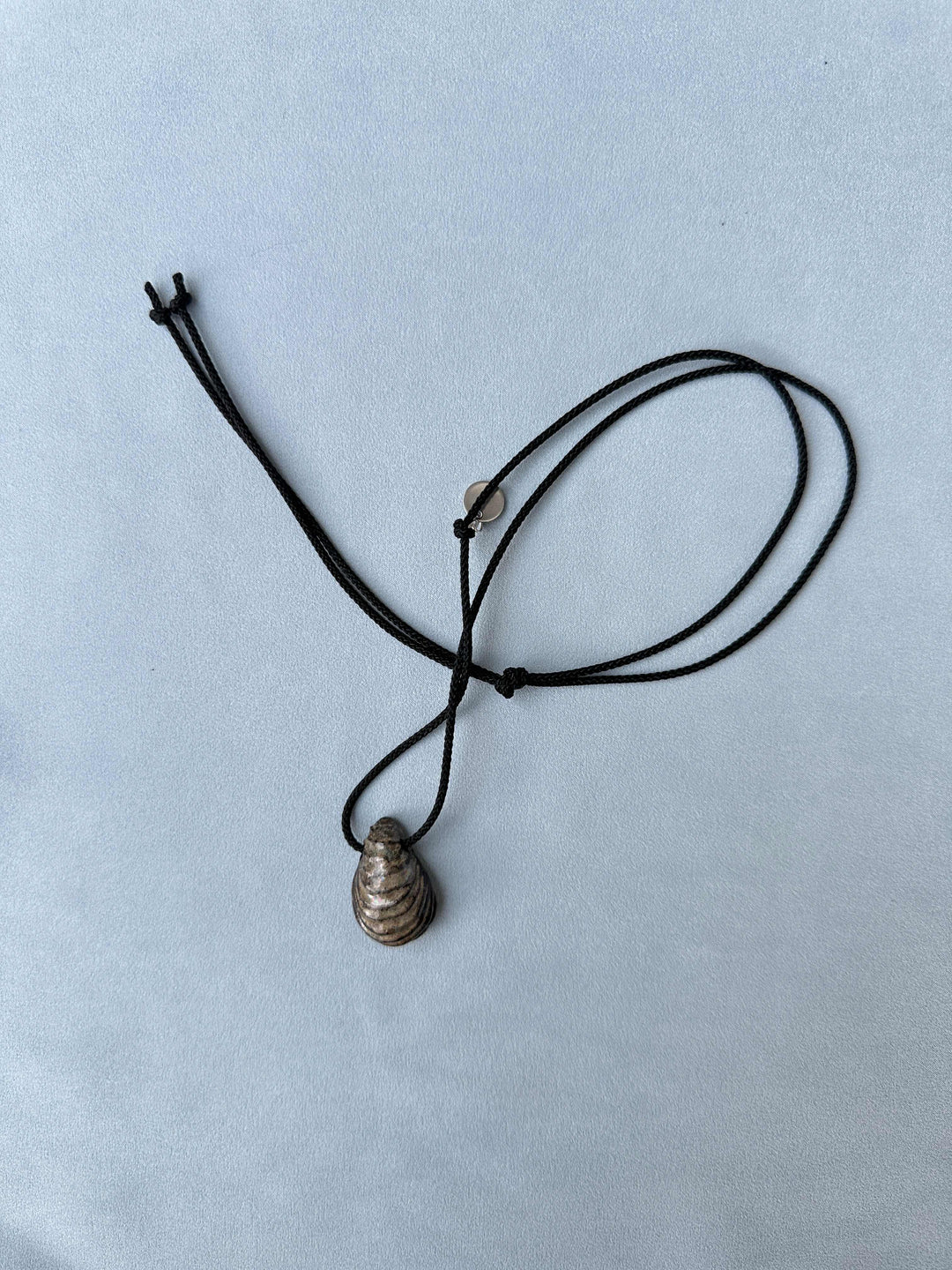 LAHUNA pendant with a dark cord 12