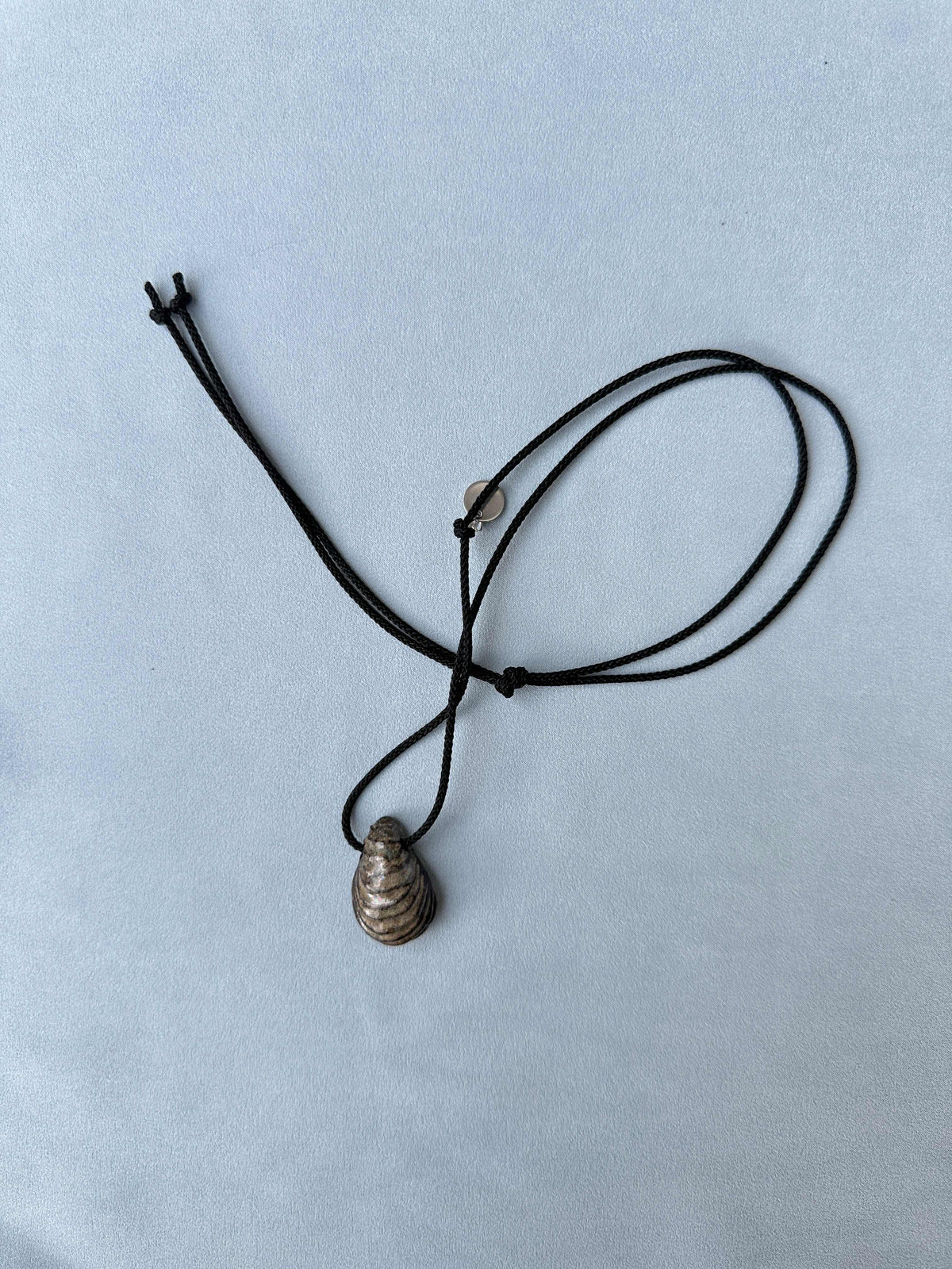LAHUNA pendant with a dark cord 12